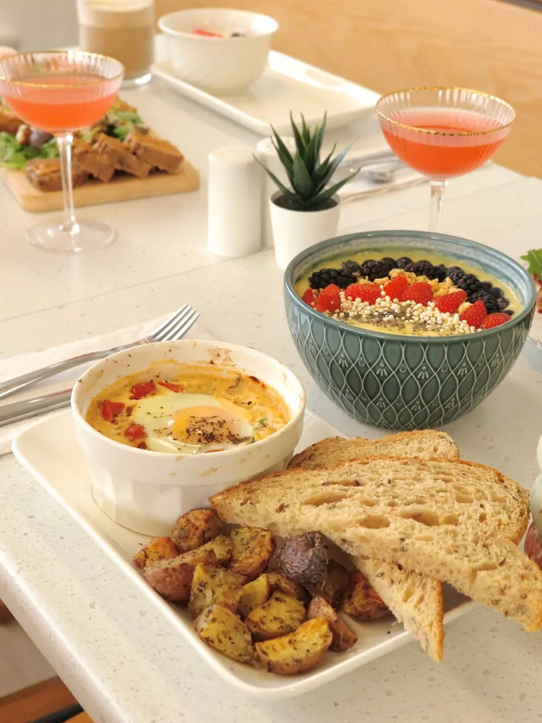 Cocotte, bol de smoothie et brunch